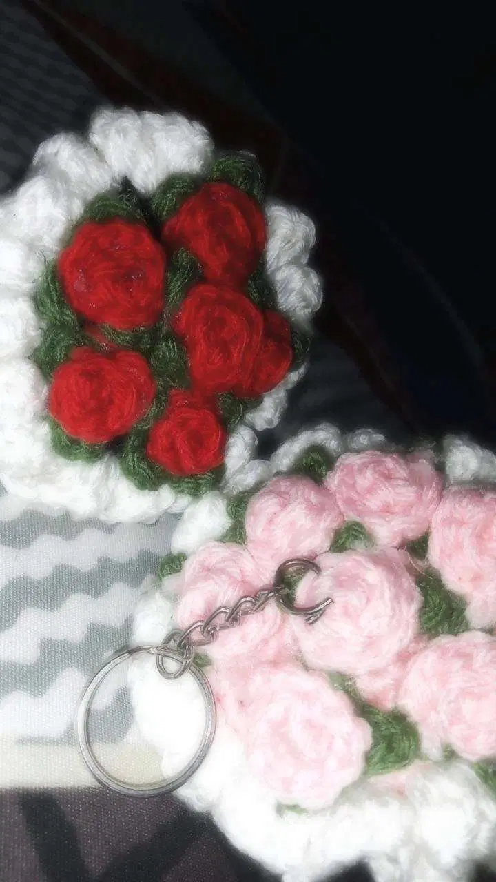 🌹 Handmade Crochet Rose Bouquet Keychain
Add a sweet floral touch to your everyday essentials with view 2