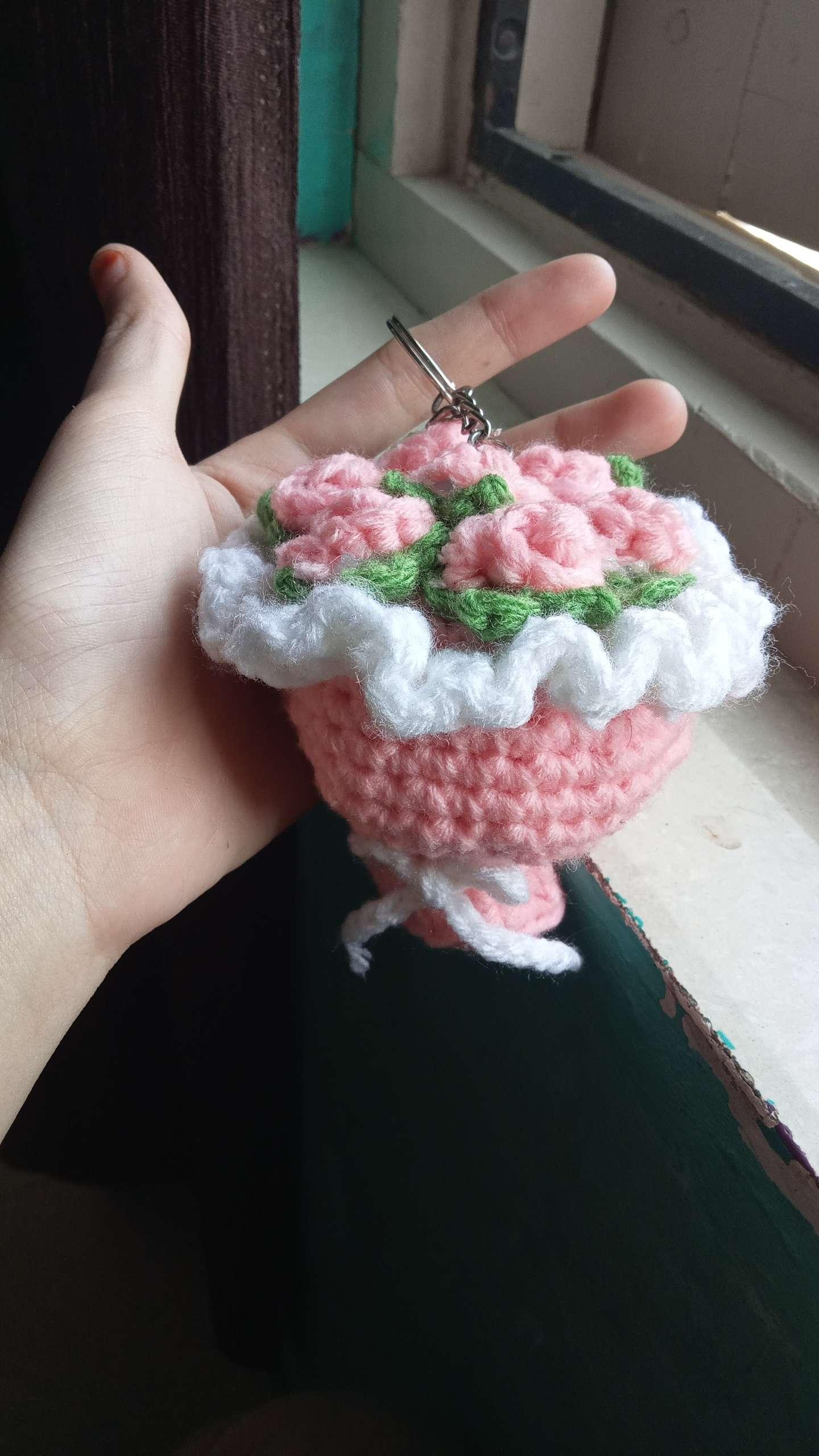 🌹 Handmade Crochet Rose Bouquet Keychain
Add a sweet floral touch to your everyday essentials with view 3